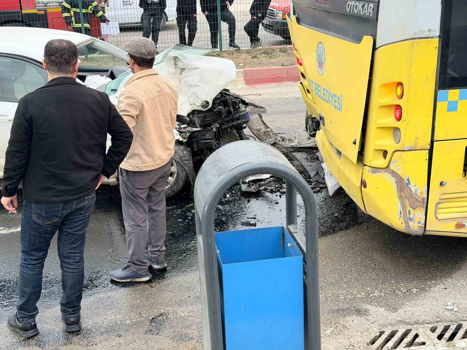 Siirt’te otomobil ile otobüs çarpıştı: 2 yaralı