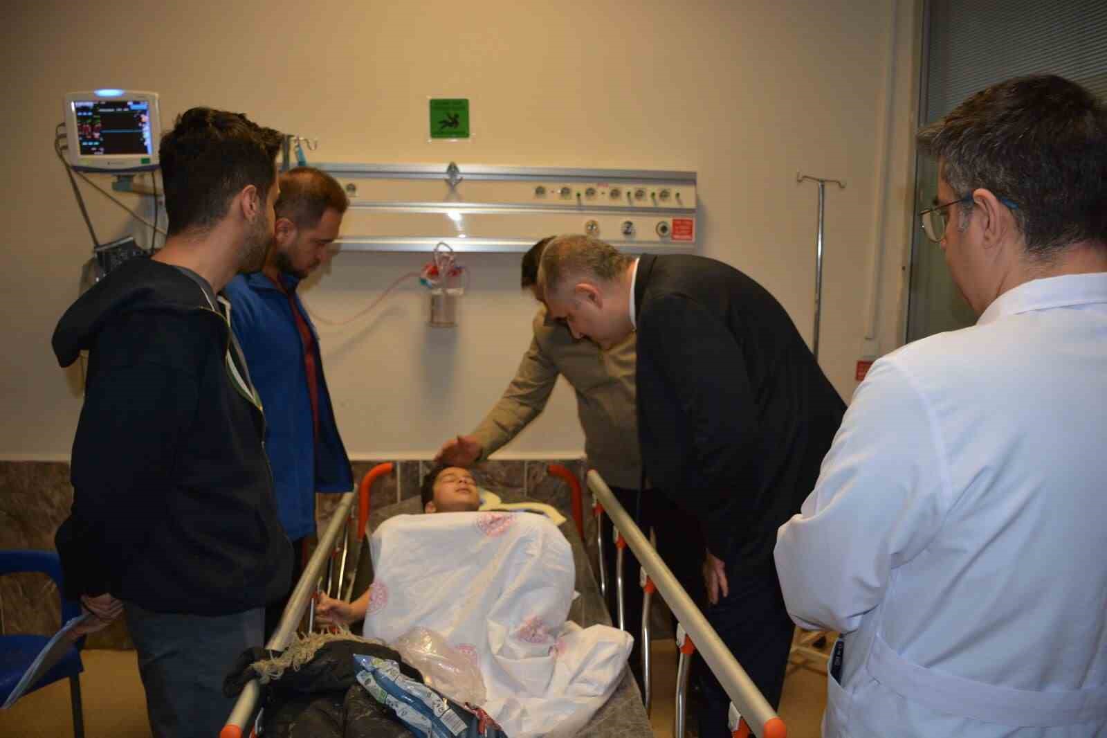 Bitlis İl Sağlık M&uuml;d&uuml;r&uuml; Ergene&rsquo;den hastanede tedavi g&ouml;ren yaralılara ziyaret
