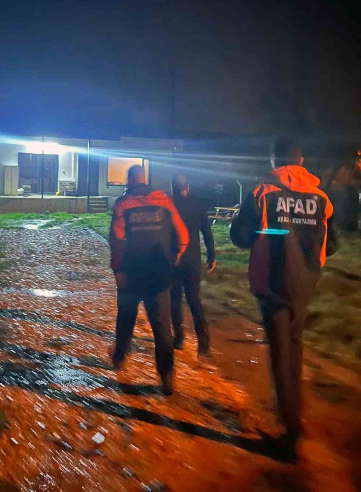 Aracı akıntıya kapılan vatandaş son anda kurtuldu