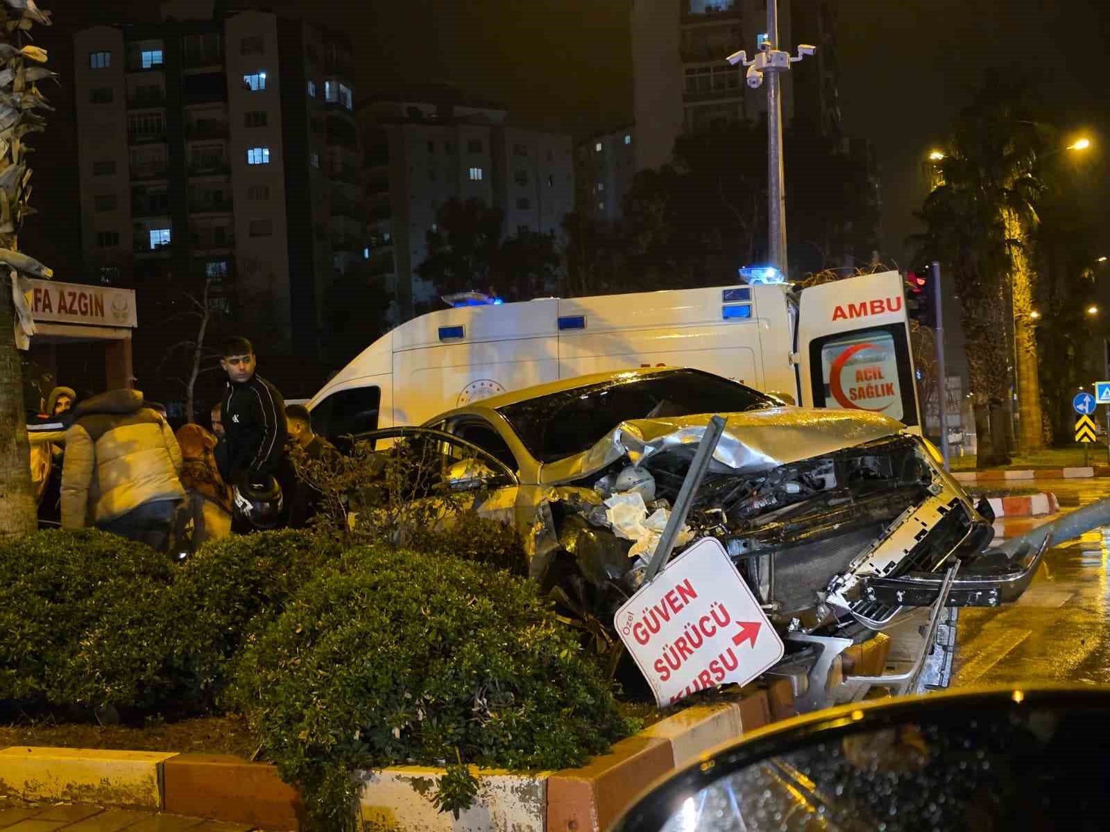 Minib&uuml;s ile otomobil &ccedil;arpıştı: 4 yaralı
