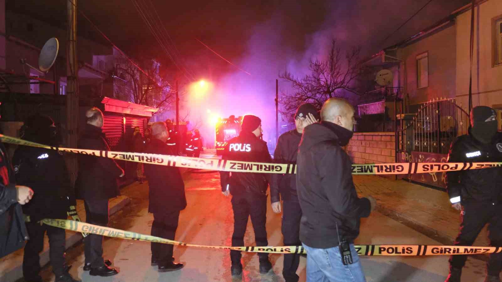 Karaman&rsquo;da &ccedil;atı yangını korkuttu: 3 kişi dumandan etkilendi
