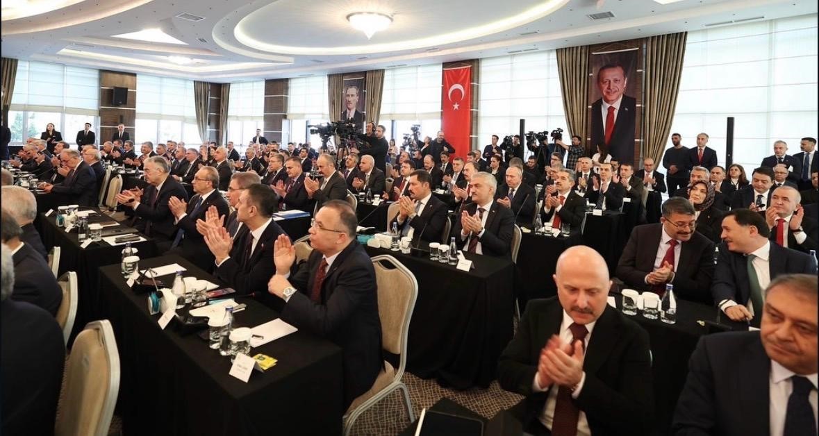 Vali &Ccedil;i&ccedil;ek, valiler buluşmasına katıldı
