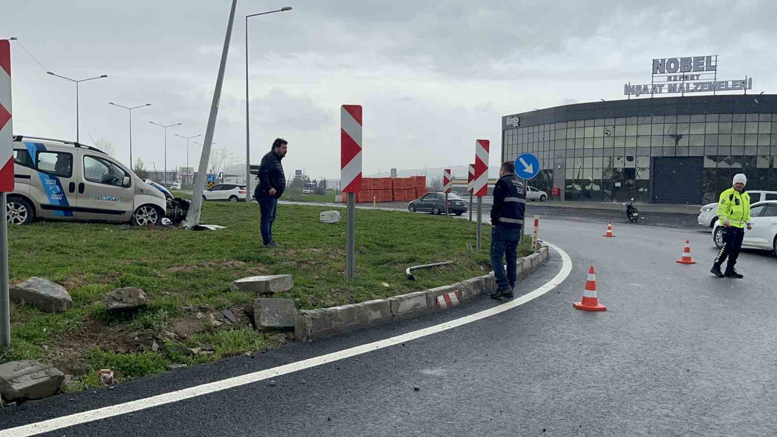 Dönel kavşakta direğe çarpan aracın sürücüsü yaralandı