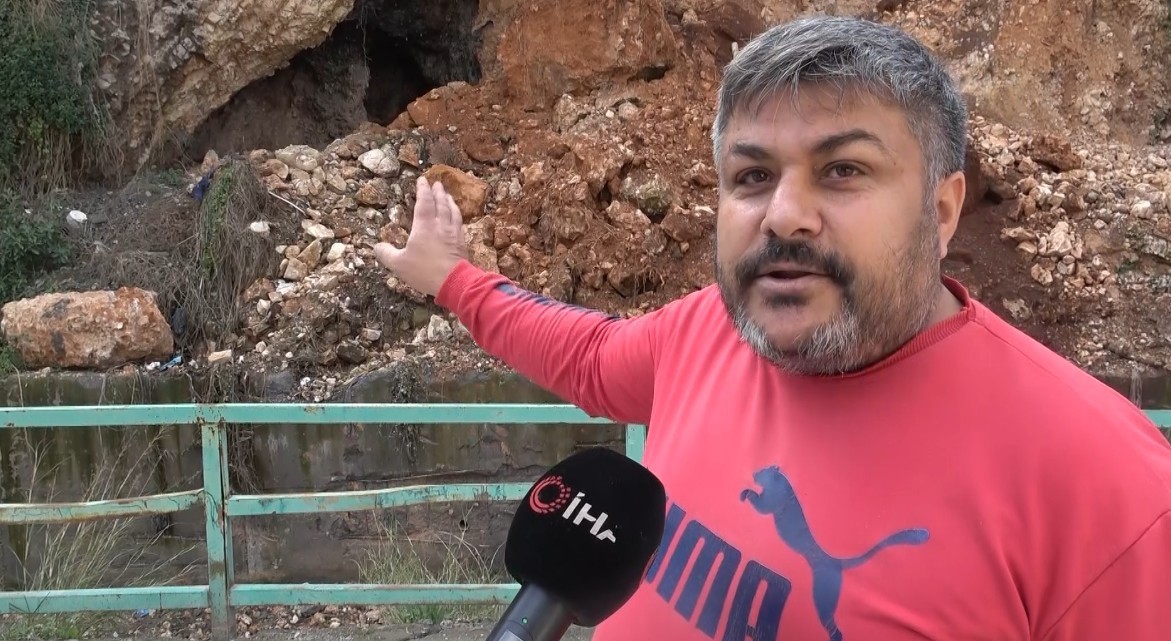 Heyelanla birlikte evlerin altındaki mağara ortaya &ccedil;ıktı
