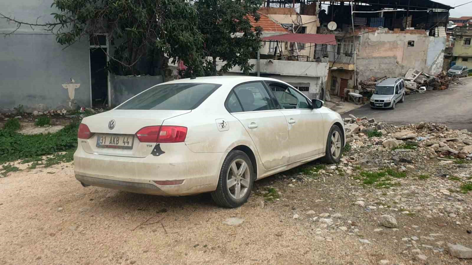 Kaldırım taşıyla camını kırdıkları otomobilden depremzede vatandaşın 100 bin TL&rsquo;sini &ccedil;aldılar
