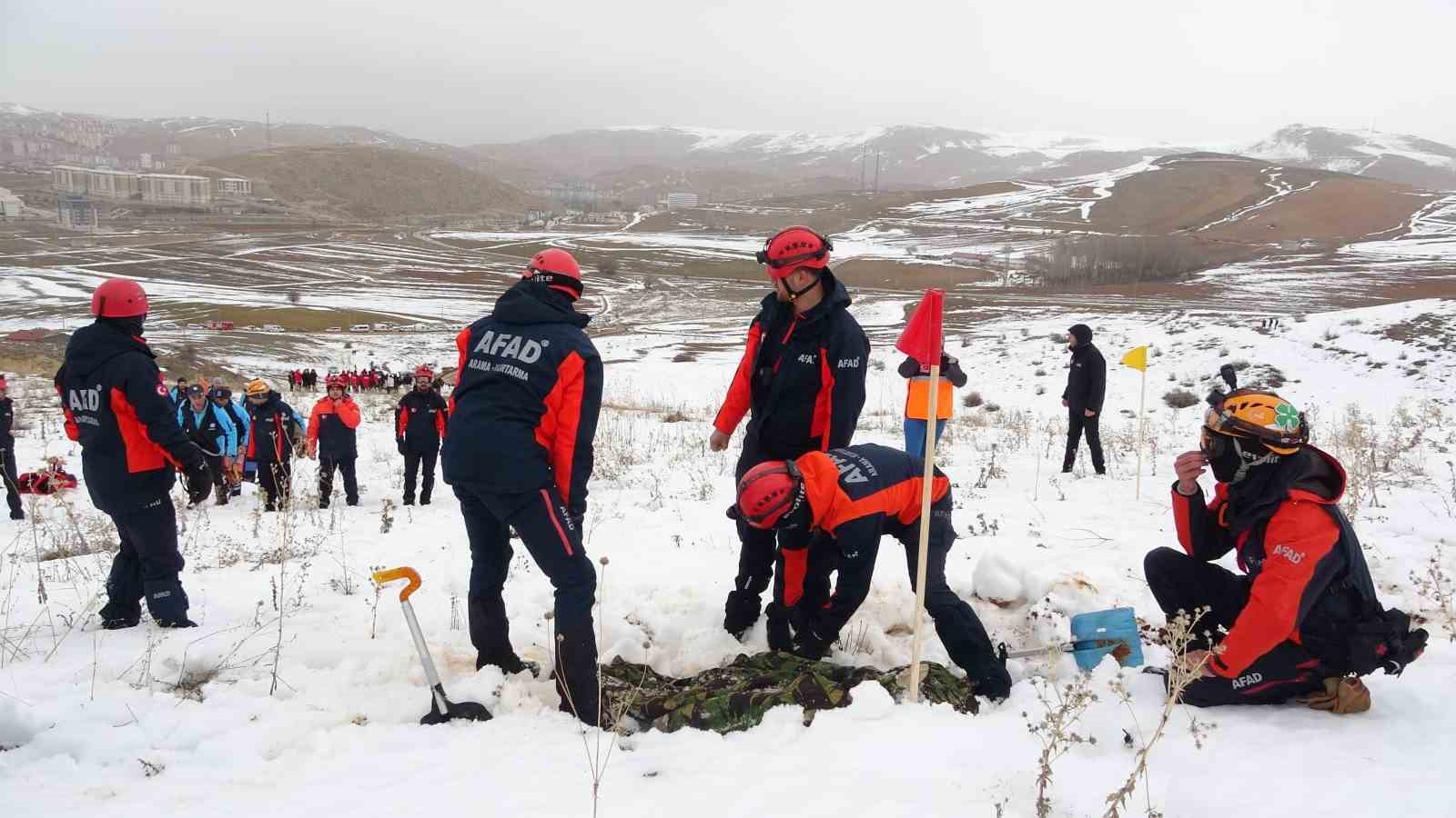 Bayburt&rsquo;ta ger&ccedil;eği aratmayan tatbikat: 3 kişi &ccedil;ığ altından &ccedil;ıkarıldı
