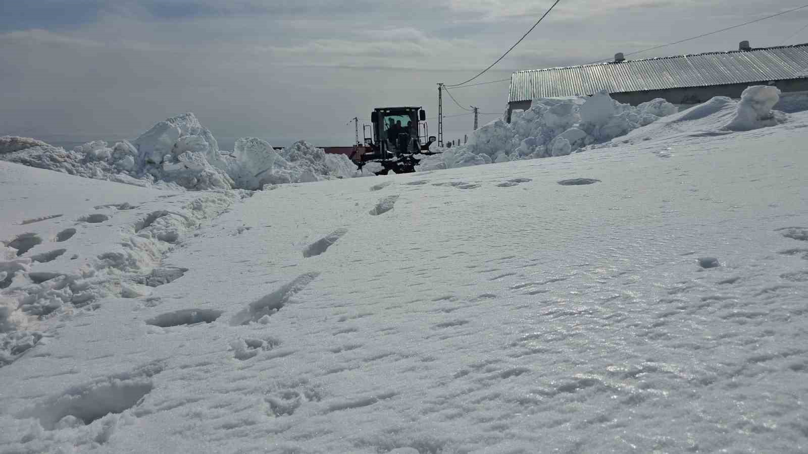 Aydınlar beldesinde karla m&uuml;cadele devam ediyor
