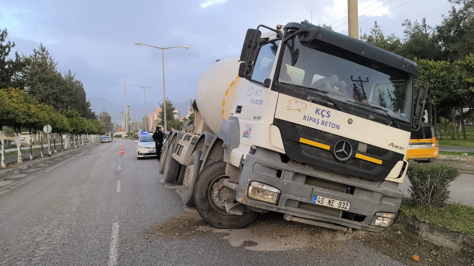 &Ccedil;ukura d&uuml;şen beton mikseri devrilmeye ramak kala durdu
