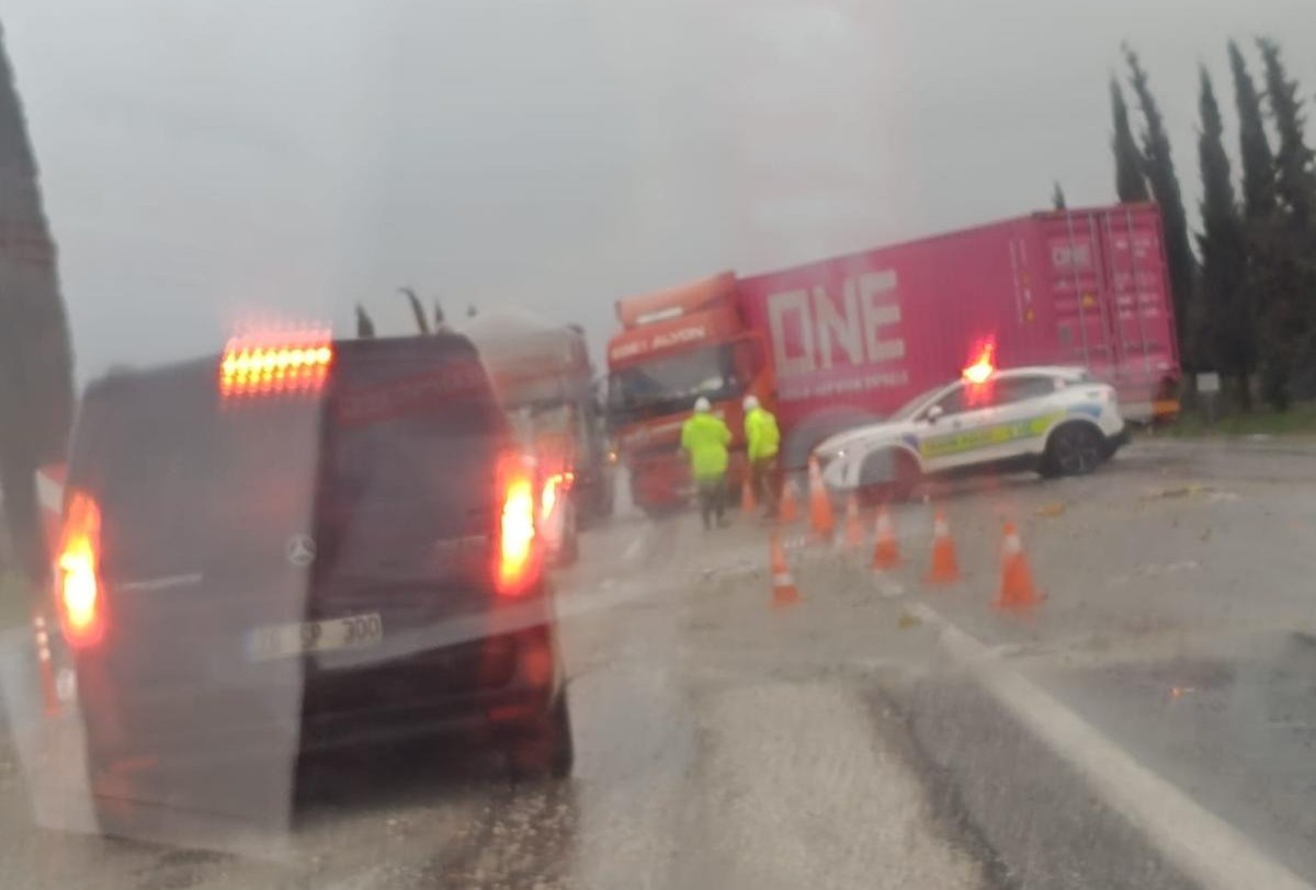 Kontrolden çıkan tır yolu kapattı