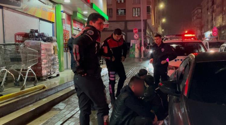 Alkols&uuml;z s&uuml;r&uuml;c&uuml;s&uuml;, Yunus ekiplerini g&ouml;r&uuml;nce gaza bastı: Polisin &uuml;zerine s&uuml;r&uuml;p ka&ccedil;tı, "Panik yaptım" dedi
