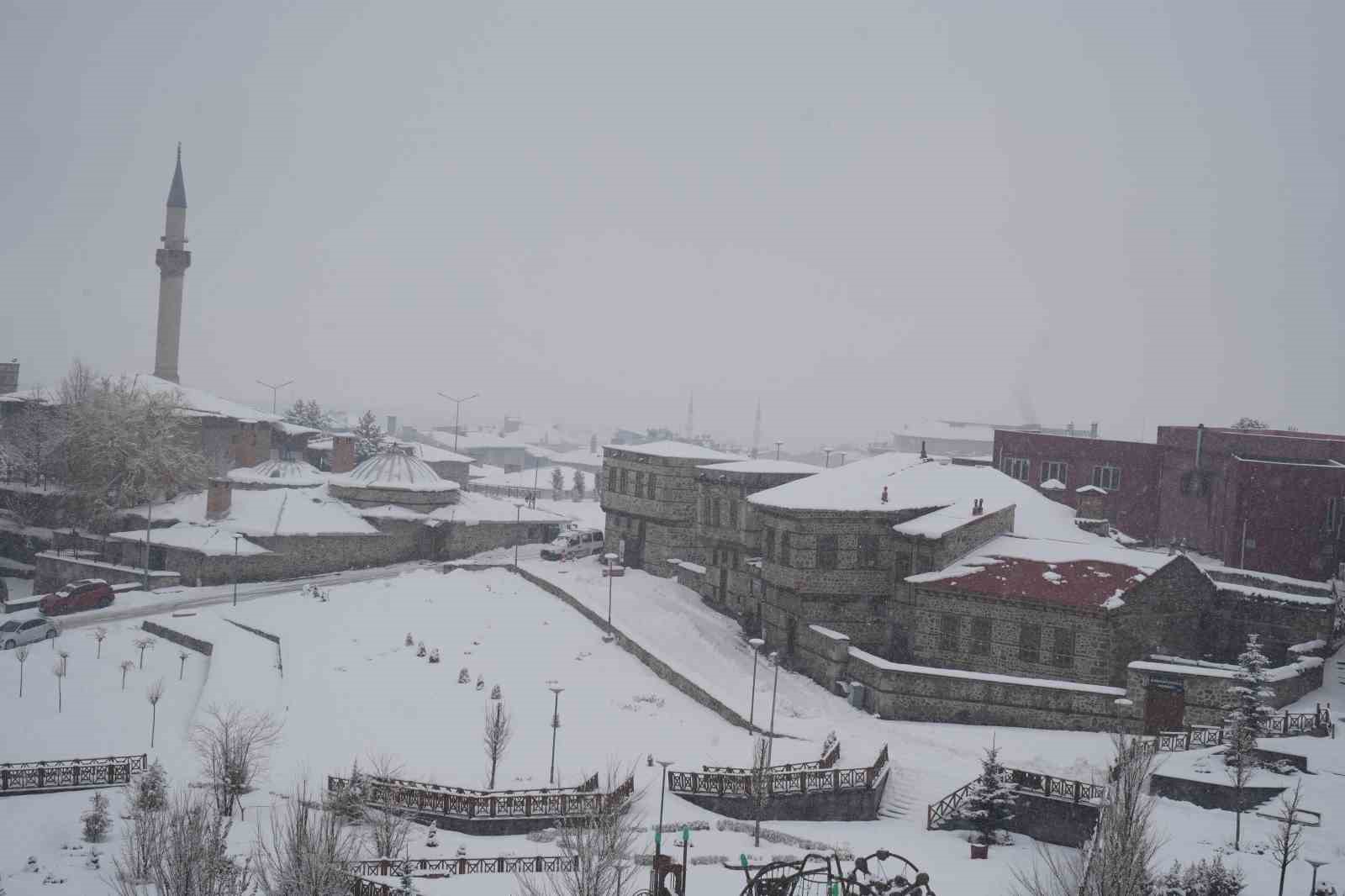 Doğu’ya kar yağmurla karışık geri geliyor