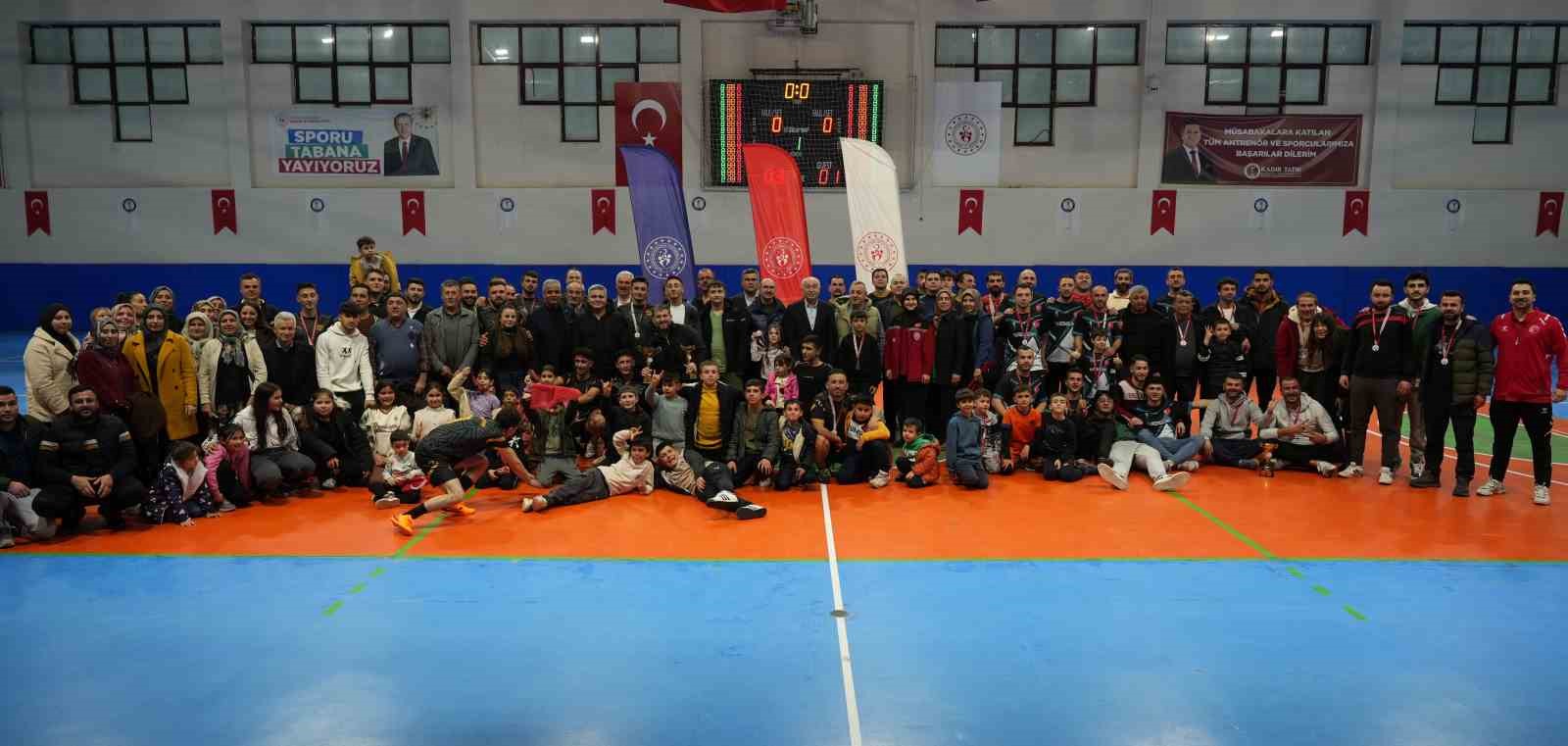 Tavas’ta mahalleler kozlarını sahada paylaştı