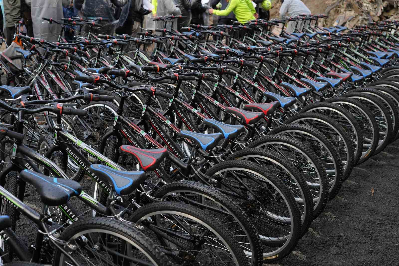 Bah&ccedil;elievler&rsquo;de pedallar sağlık ve &ccedil;evre i&ccedil;in d&ouml;nd&uuml;: 38&rsquo;inci bisiklet &ccedil;ekilişi yapıldı
