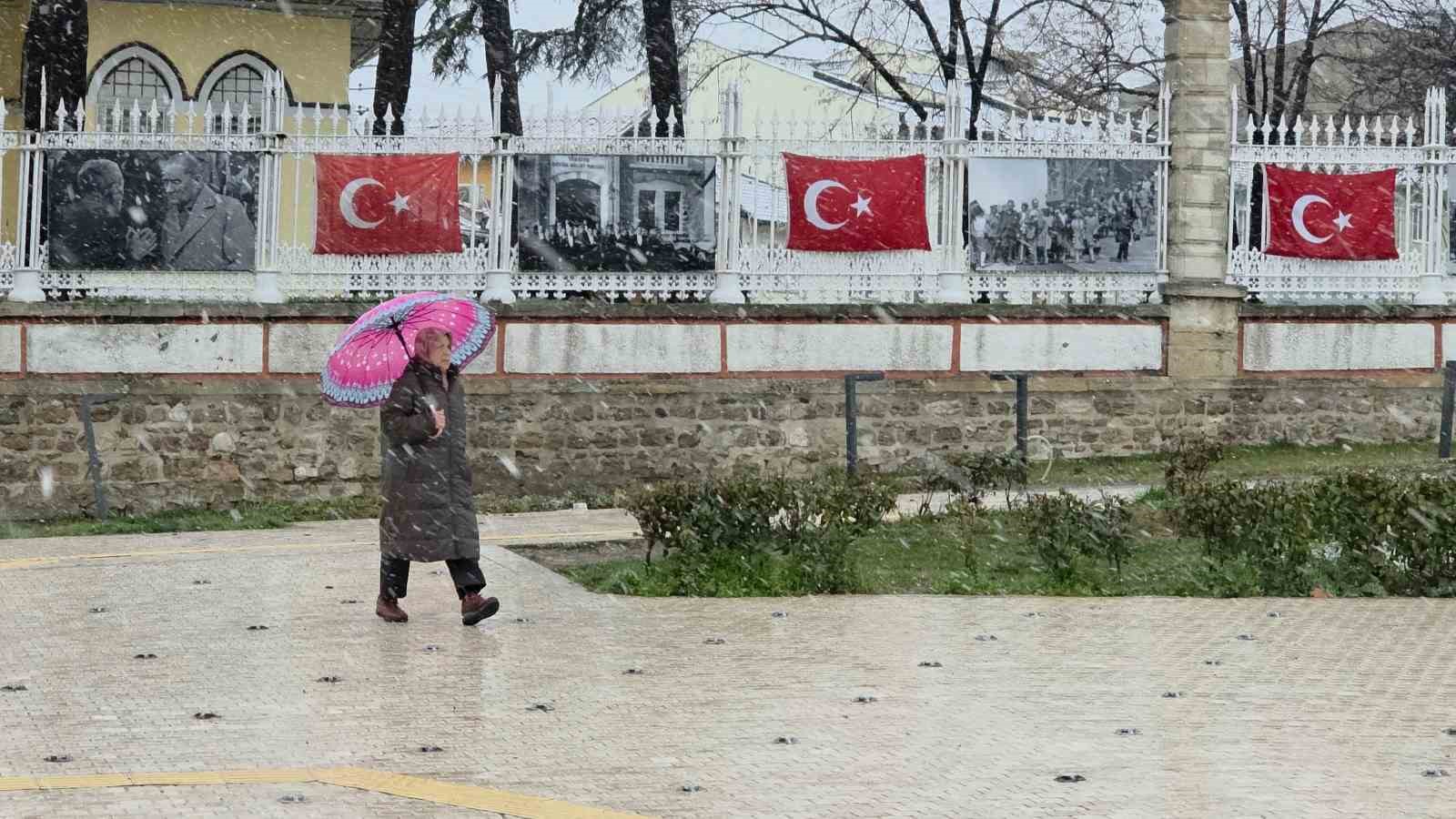 Edirne’de kar yağışı yeniden başladı
