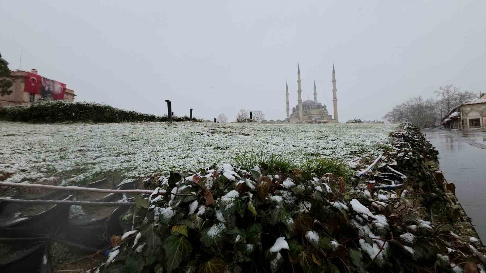 Edirne’de kar yağışı yeniden başladı