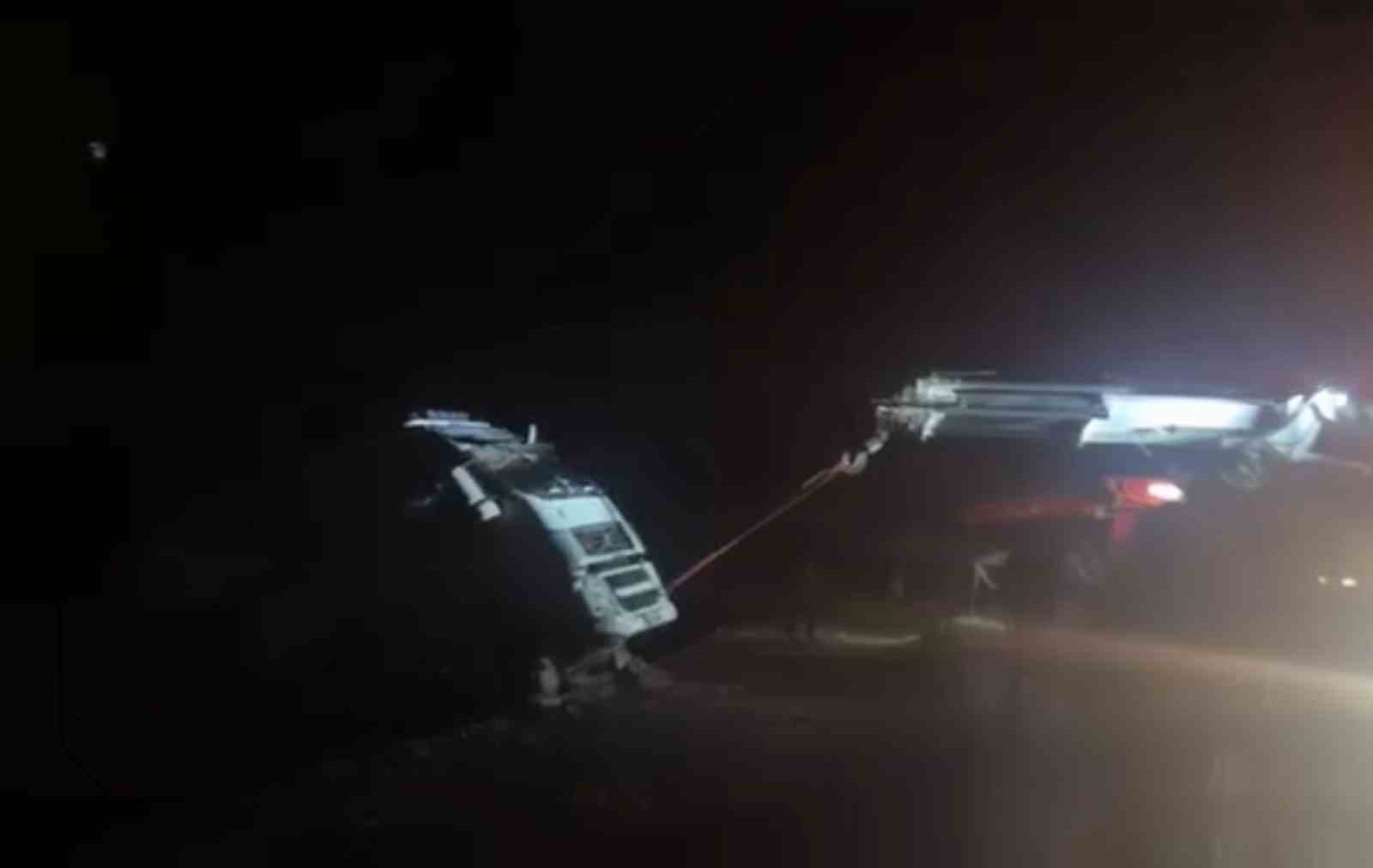 Siirt’te tır devrildi, sürücü hafif yaralandı