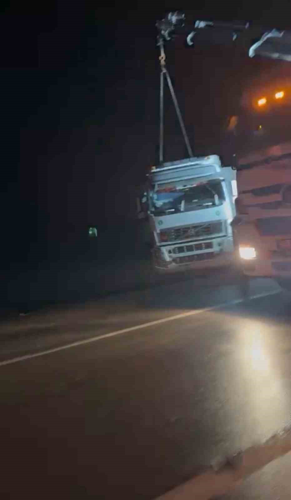 Siirt’te tır devrildi, sürücü hafif yaralandı