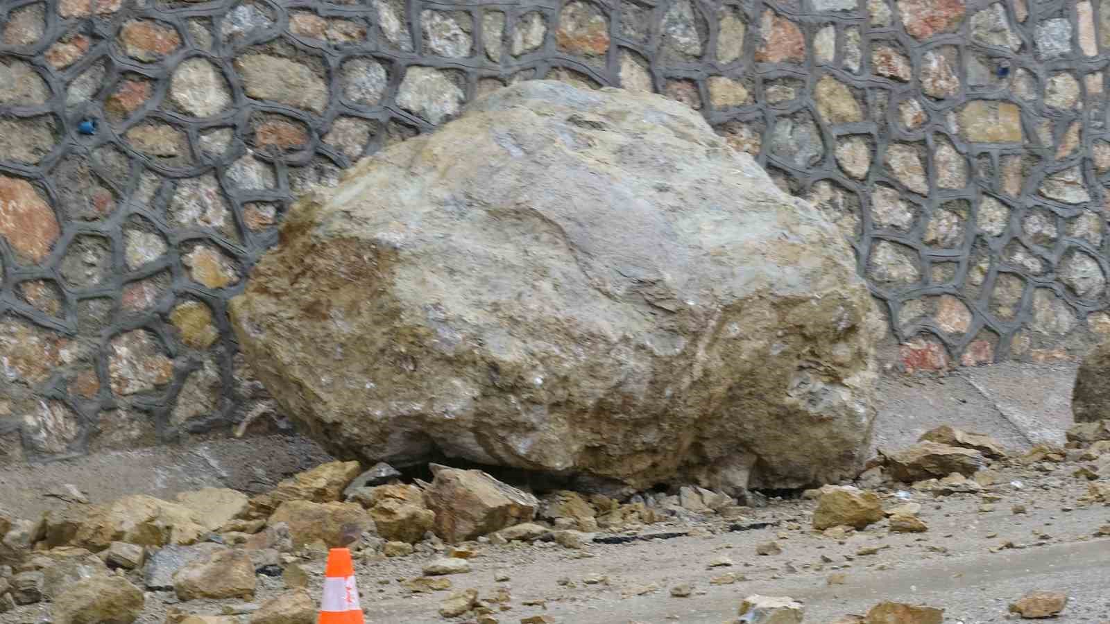 Malatya’da dev kaya parçaları yola düştü