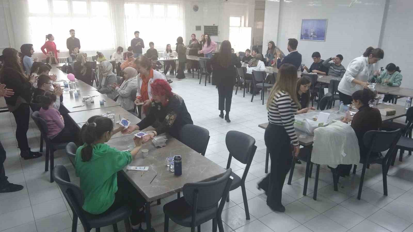 K&uuml;tahya&rsquo;da &ouml;zel &ouml;ğrenciler &ccedil;ini sanatıyla buluştu
