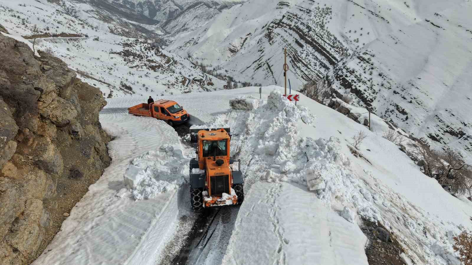 6 bin n&uuml;fuslu beldenin yolunun a&ccedil;ılması i&ccedil;in &ccedil;alışmalar s&uuml;r&uuml;yor

