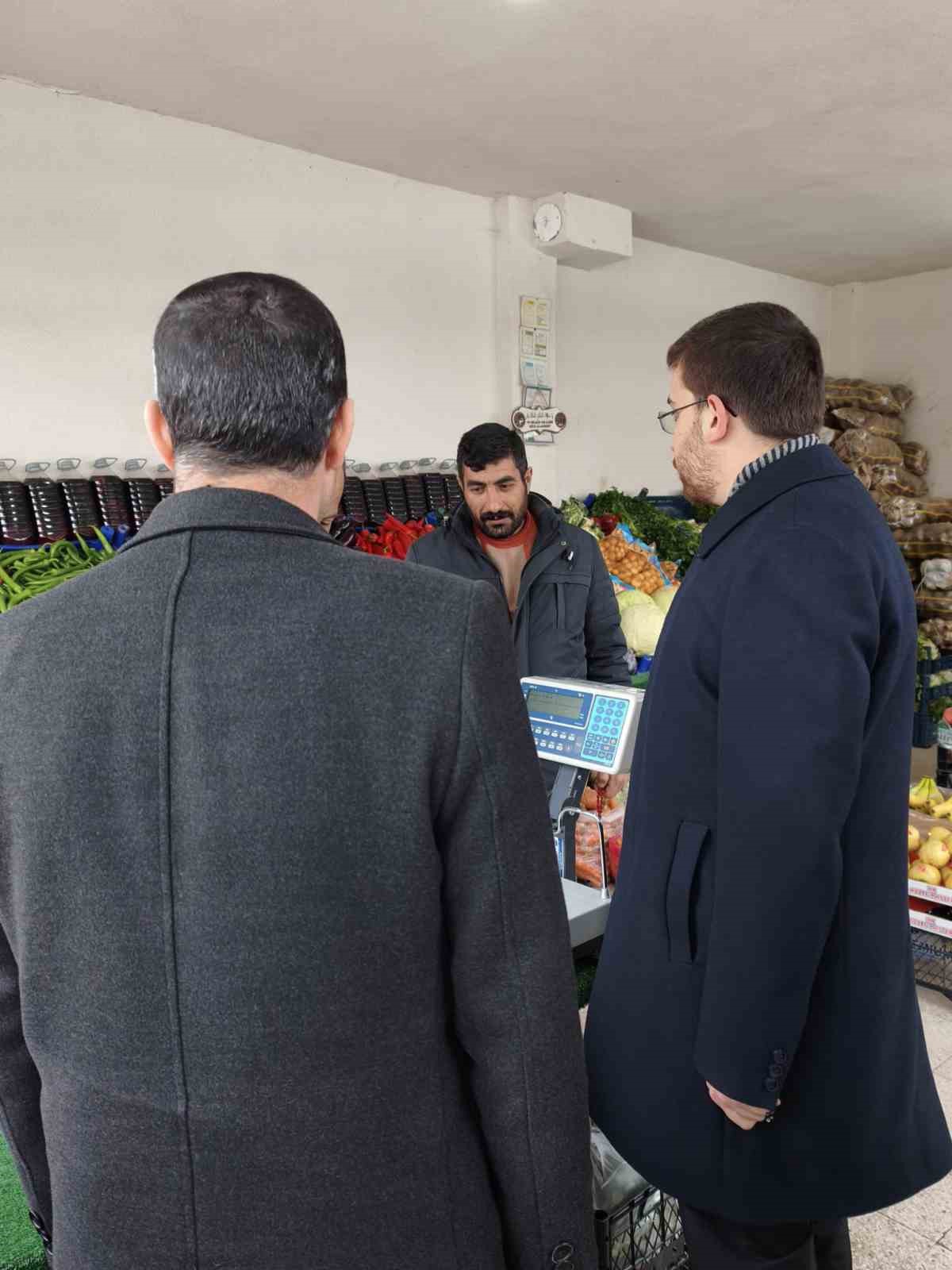 M&uuml;ft&uuml; Geylani esnafla bir araya gelerek imsakiye hediye etti
