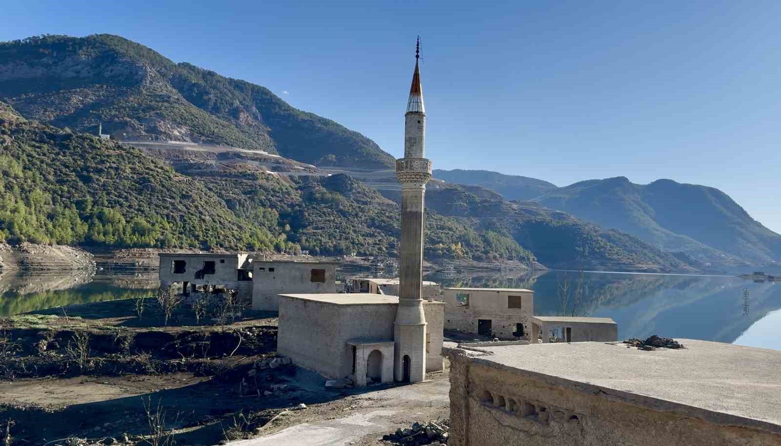 Kıbrıs’a içme suyu sağlayan baraj doldu, insan silueti ortaya çıktı