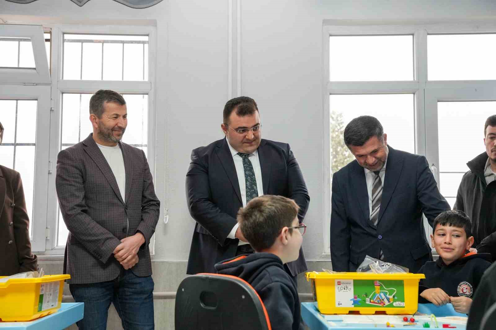 K&uuml;tahya&rsquo;nın Pazarlar İlkokulu&rsquo;nda Robotik Kodlama Sınıfı hizmete a&ccedil;ıldı
