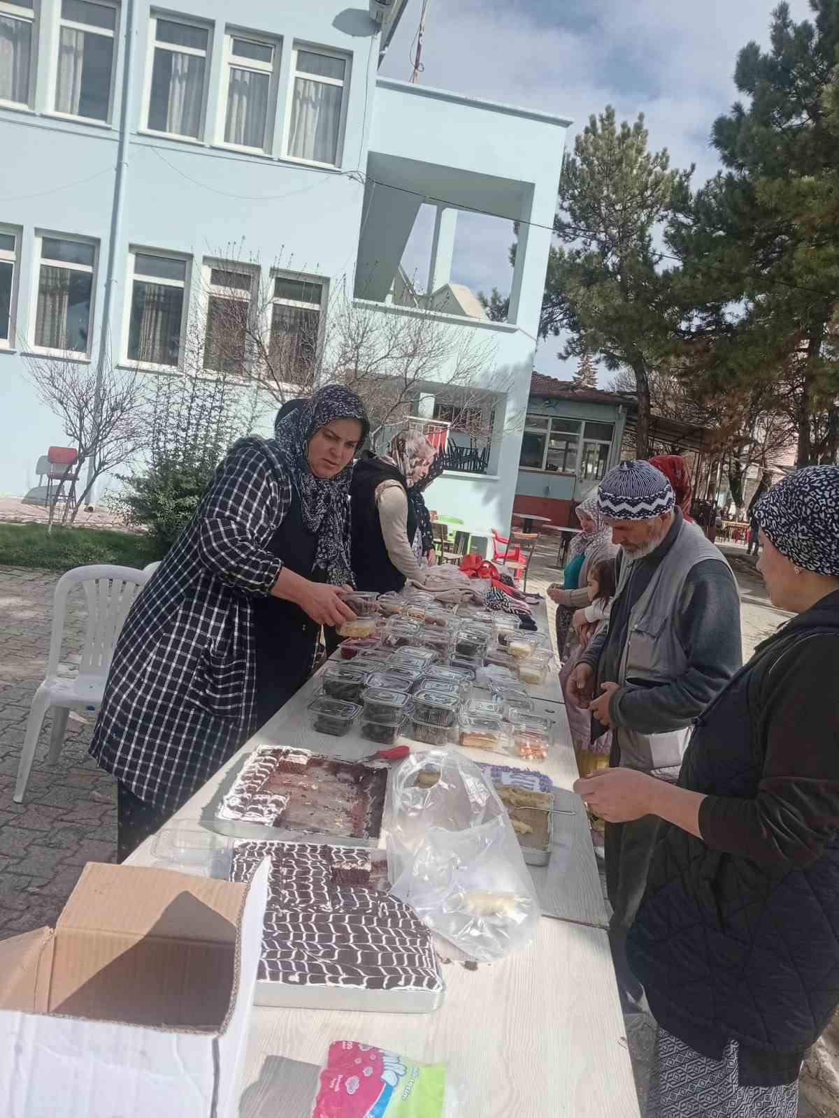 Köyde dikiş nakış kursu yararına sergi düzenlendi