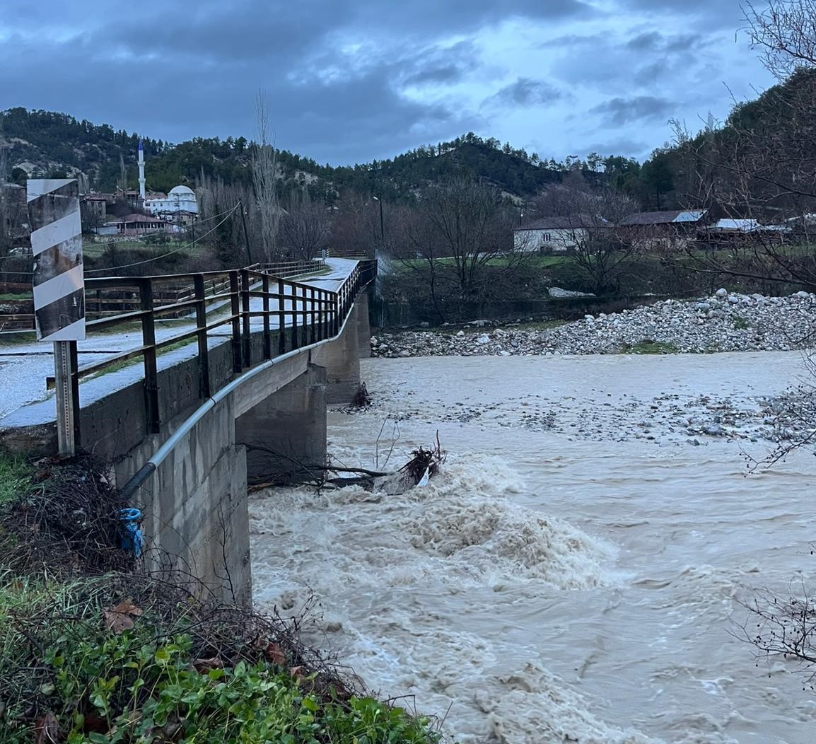 Şiddetli yağış Çameli ve Acıpayam’da iki köprüyü yıktı
