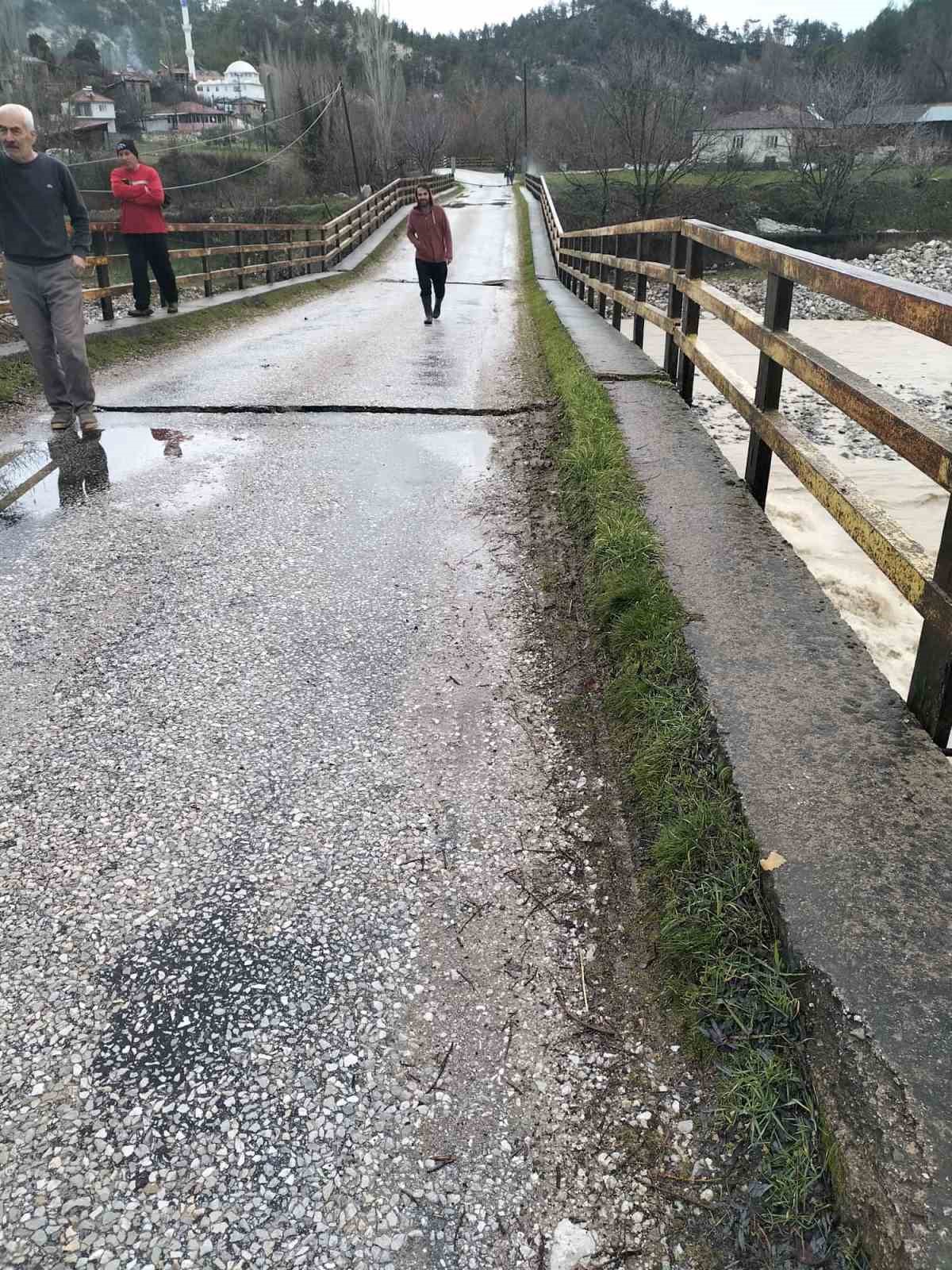 Şiddetli yağış &Ccedil;ameli ve Acıpayam&rsquo;da iki k&ouml;pr&uuml;y&uuml; yıktı

