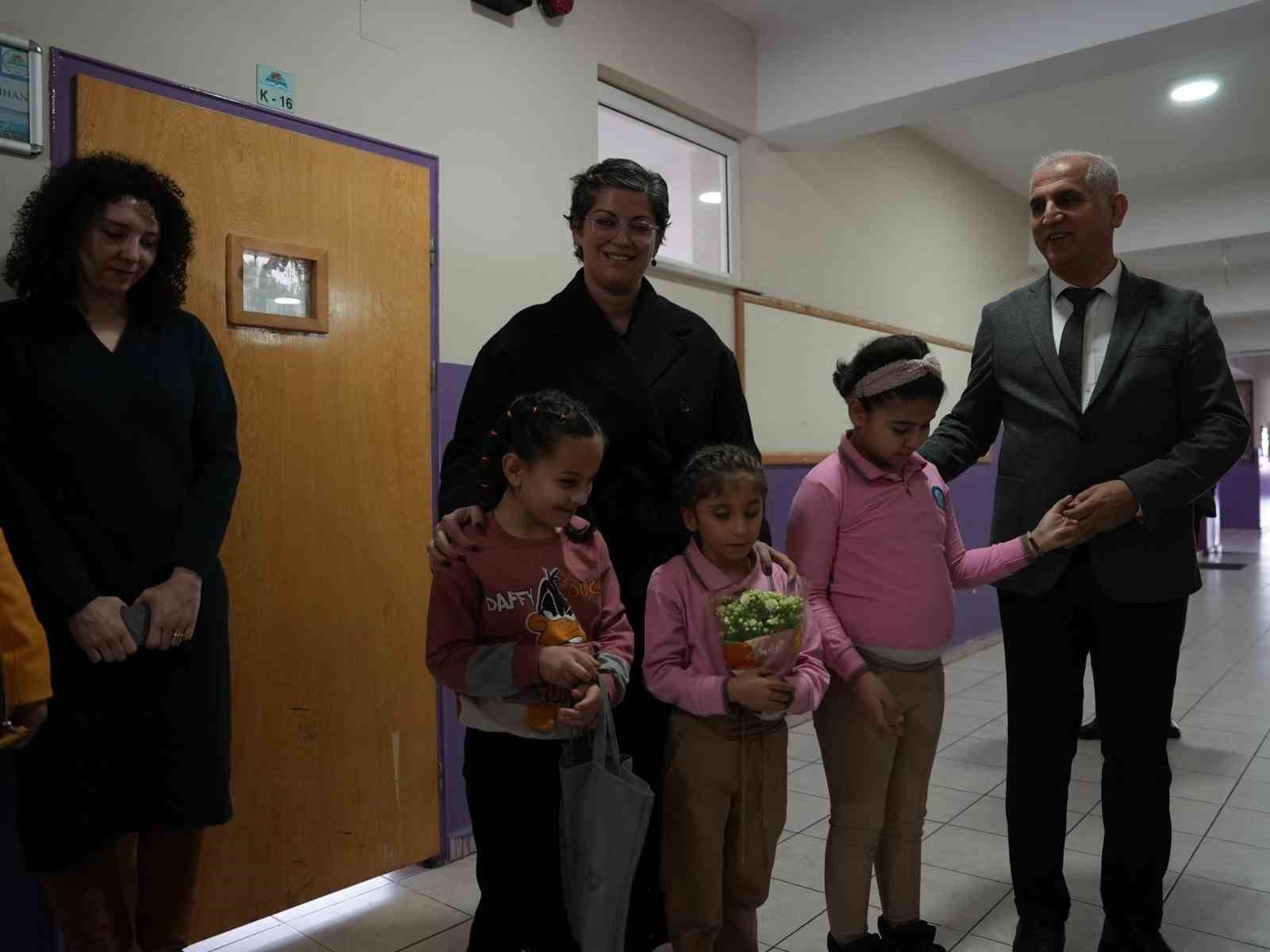 Sabri &ouml;ğretmen g&ouml;rme engelli &ouml;ğrencilere ilham oldu
