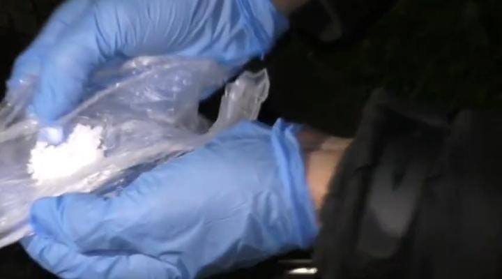 Bursa&rsquo;da 700 polisle şafak operasyonu...Camdan uyuşturucuyu böyle atmak istedi