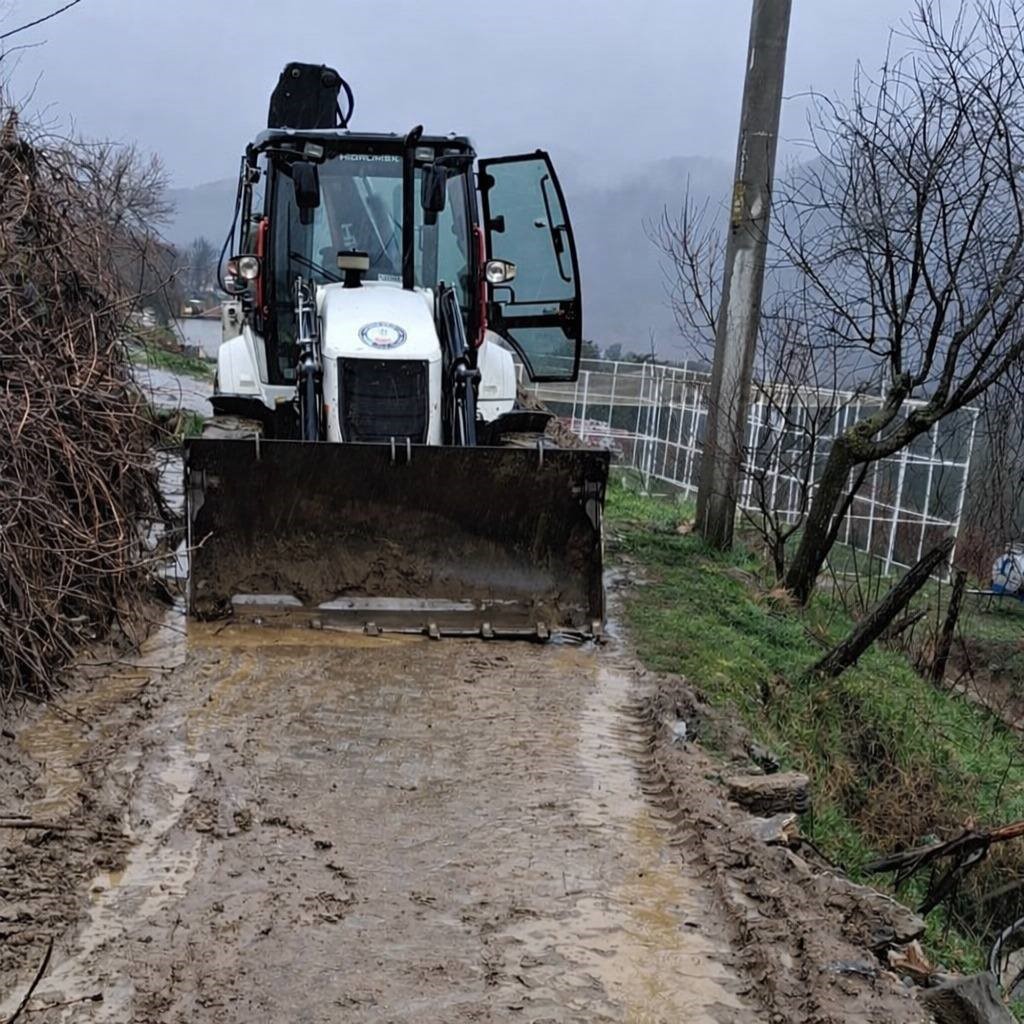 Kuyucak Belediyesi’nden yağışla kapanan yollara hızlı müdahale