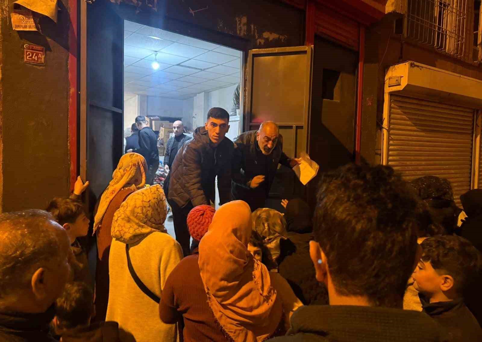 Ramazan ayı öncesi hayırseverler destek verdi, muhtar dağıttı