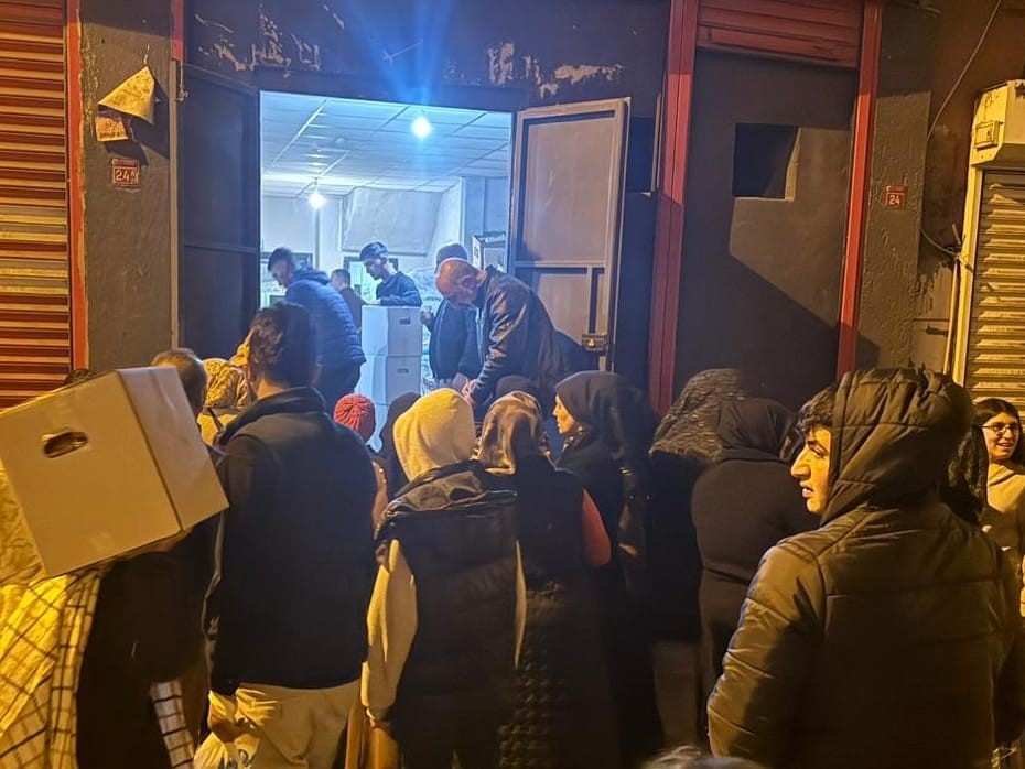 Ramazan ayı öncesi hayırseverler destek verdi, muhtar dağıttı