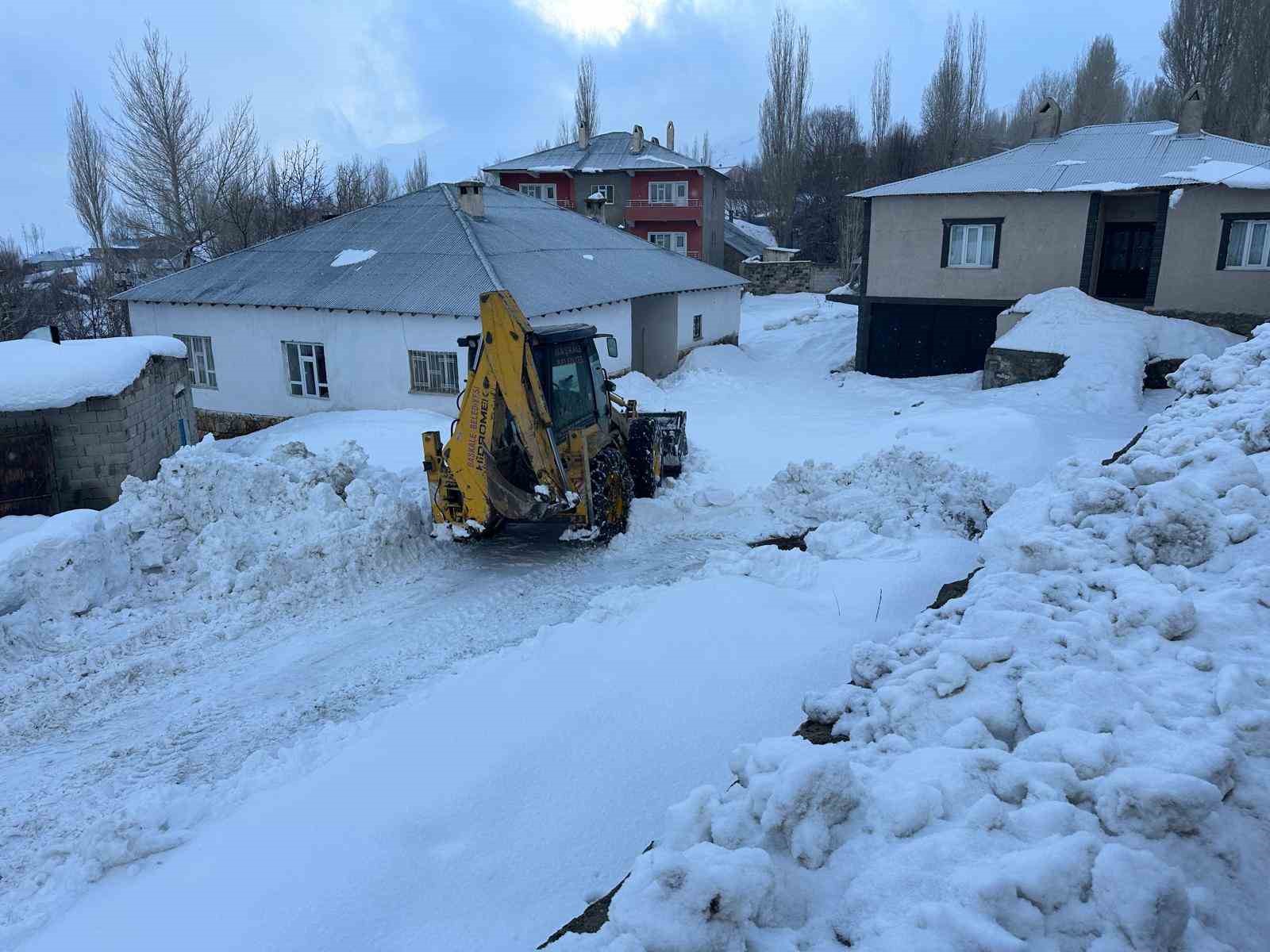 Başkale&rsquo;de kar yağışı
