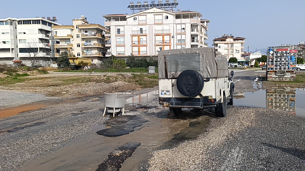 Yağışların sebep olduğu yoldaki &ccedil;ukura koltuklu &ouml;nlem

