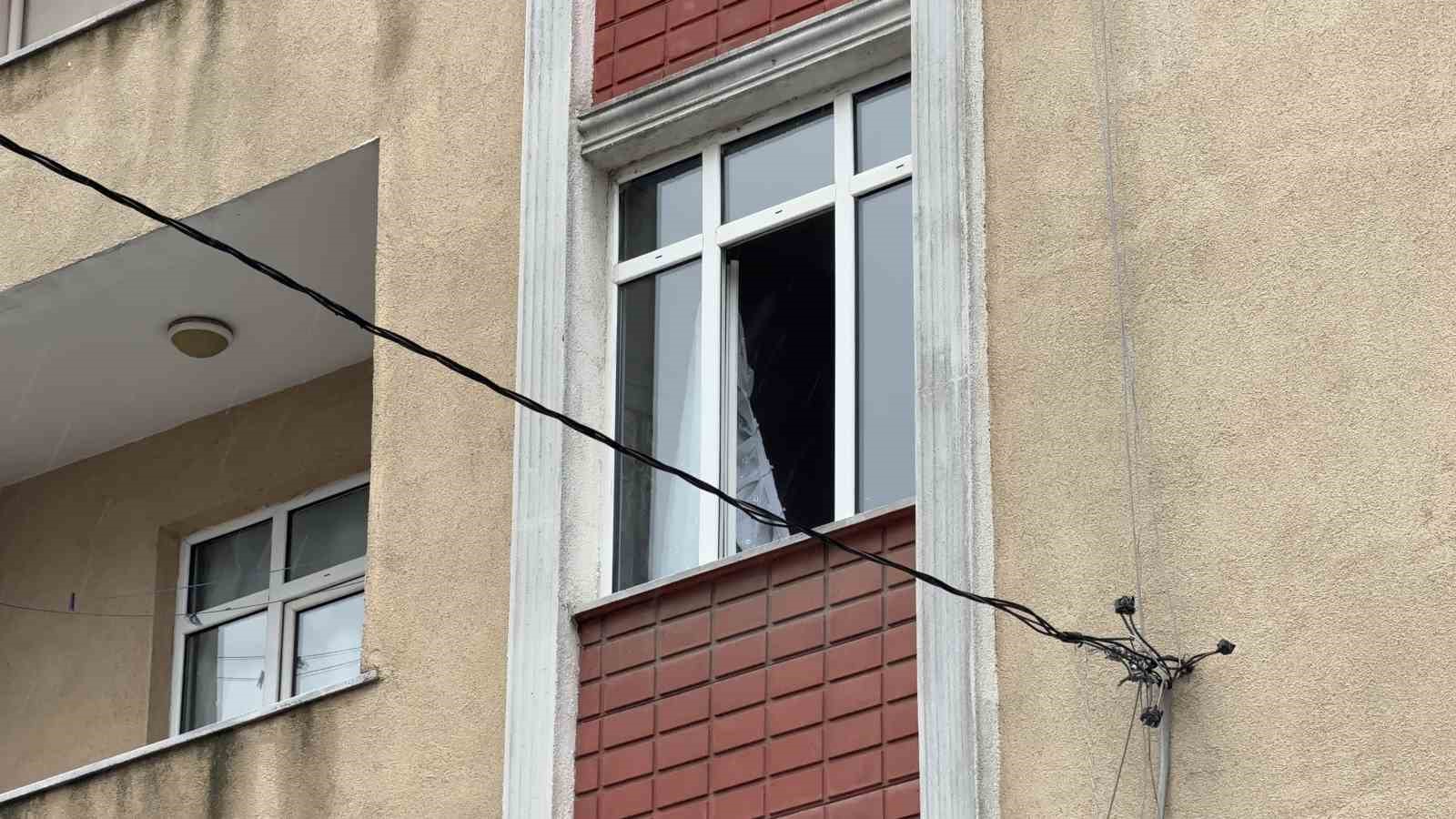 Arnavutk&ouml;y&rsquo;de eşini &ccedil;ocuklarının g&ouml;z&uuml; &ouml;n&uuml;nde bı&ccedil;akladı
