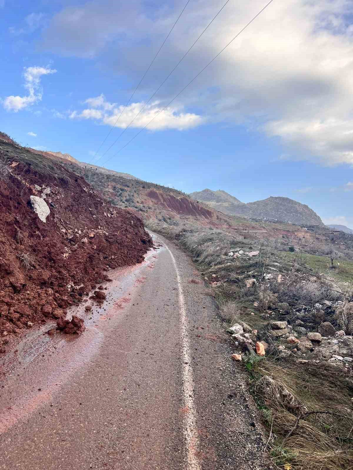 Kasrik’te heyelan alarmı: Köy yolu çöktü, ulaşım durdu