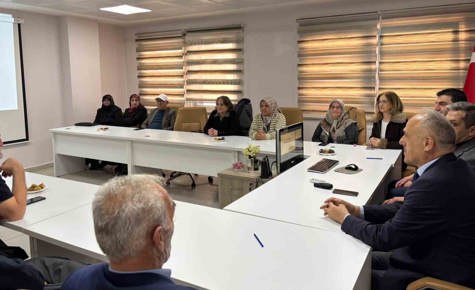 Bayburt&rsquo;ta yaşlılara dijital okuryazarlık eğitimi verildi
