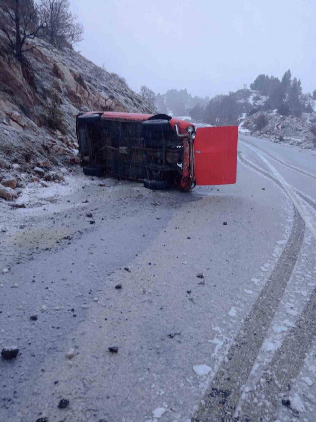 Şiddetli r&uuml;zgar otomobili yan yatırdı
