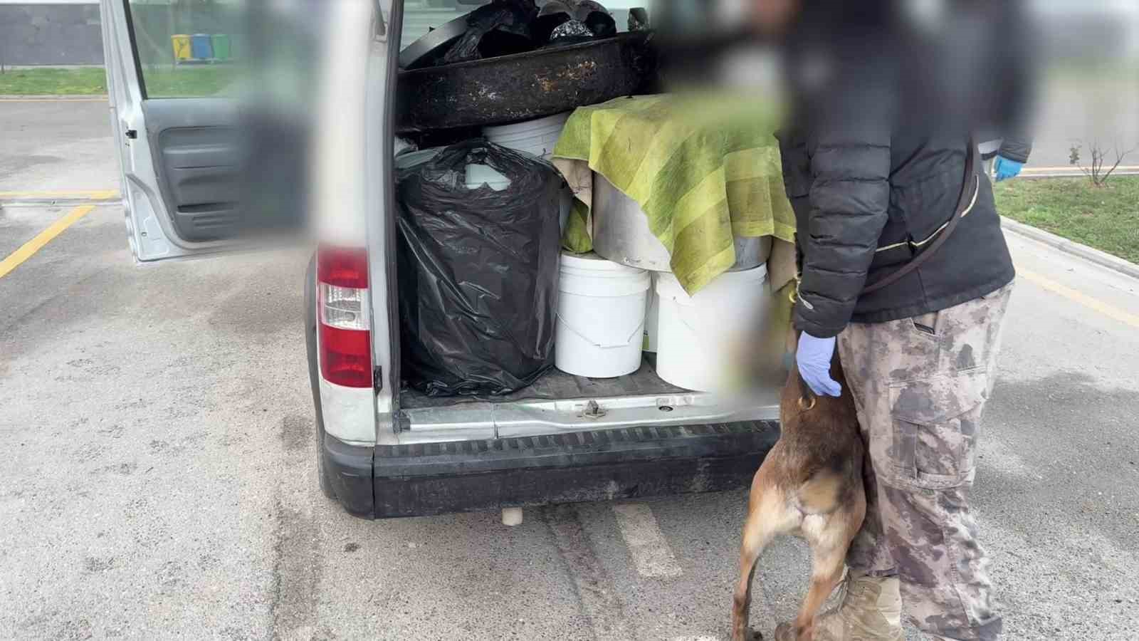 Batman&rsquo;da yağ tenekelerine gizlenmiş vaziyette 45 kilo metamfetamin ele ge&ccedil;irildi
