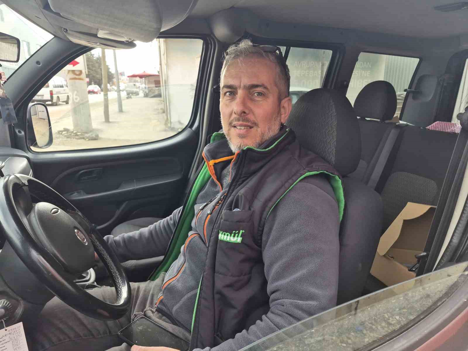 İzahı olmayan şeyin mizahı oldu, s&uuml;rekli g&ouml;le d&ouml;nen sokakta balık tutmaya başladılar
