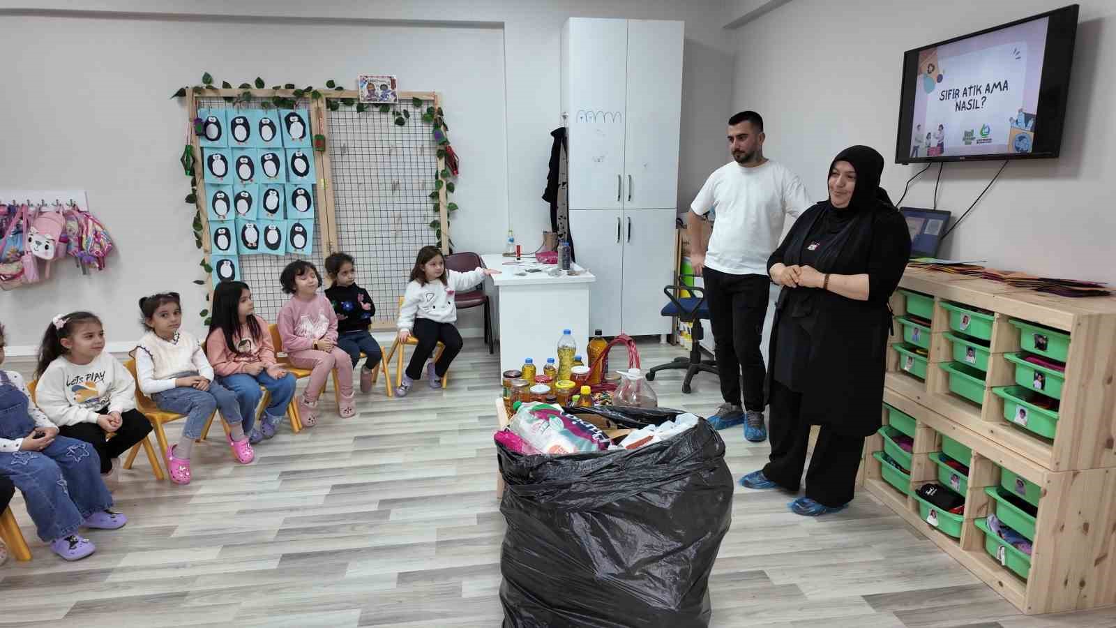 &Ccedil;ayırova&rsquo;da minik &ccedil;evrecilere "sıfır atık" eğitimi
