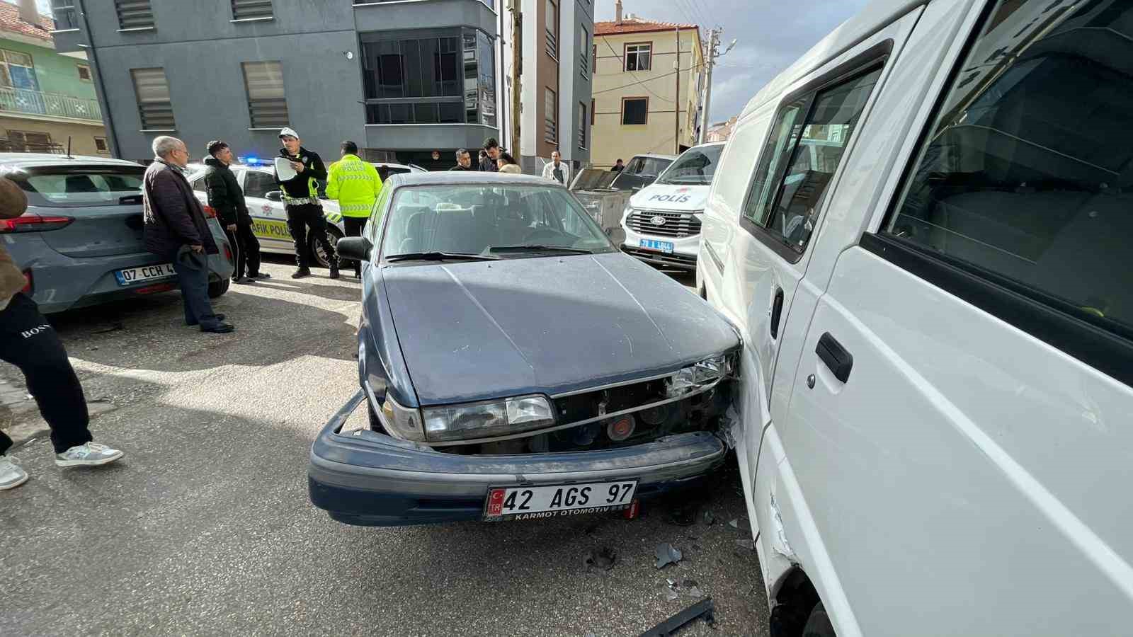 Polisten kaçan 14 yaşındaki sürücü minibüse çarpınca yakalandı