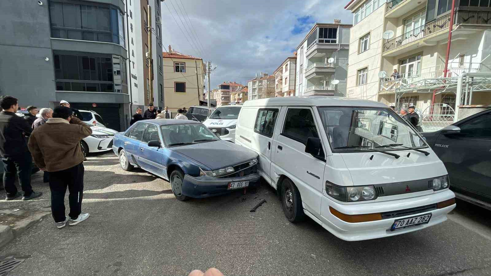 Polisten kaçan 14 yaşındaki sürücü minibüse çarpınca yakalandı