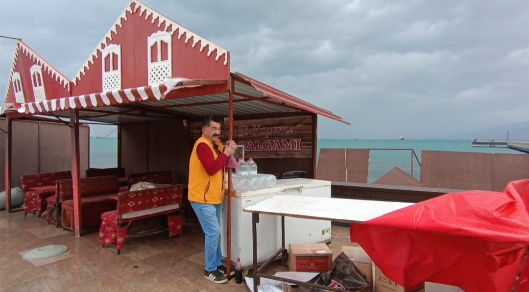 İskenderun Belediyesi’nin Ramazan çadırları fırtınaya dayanamadı, o anlar kamerada