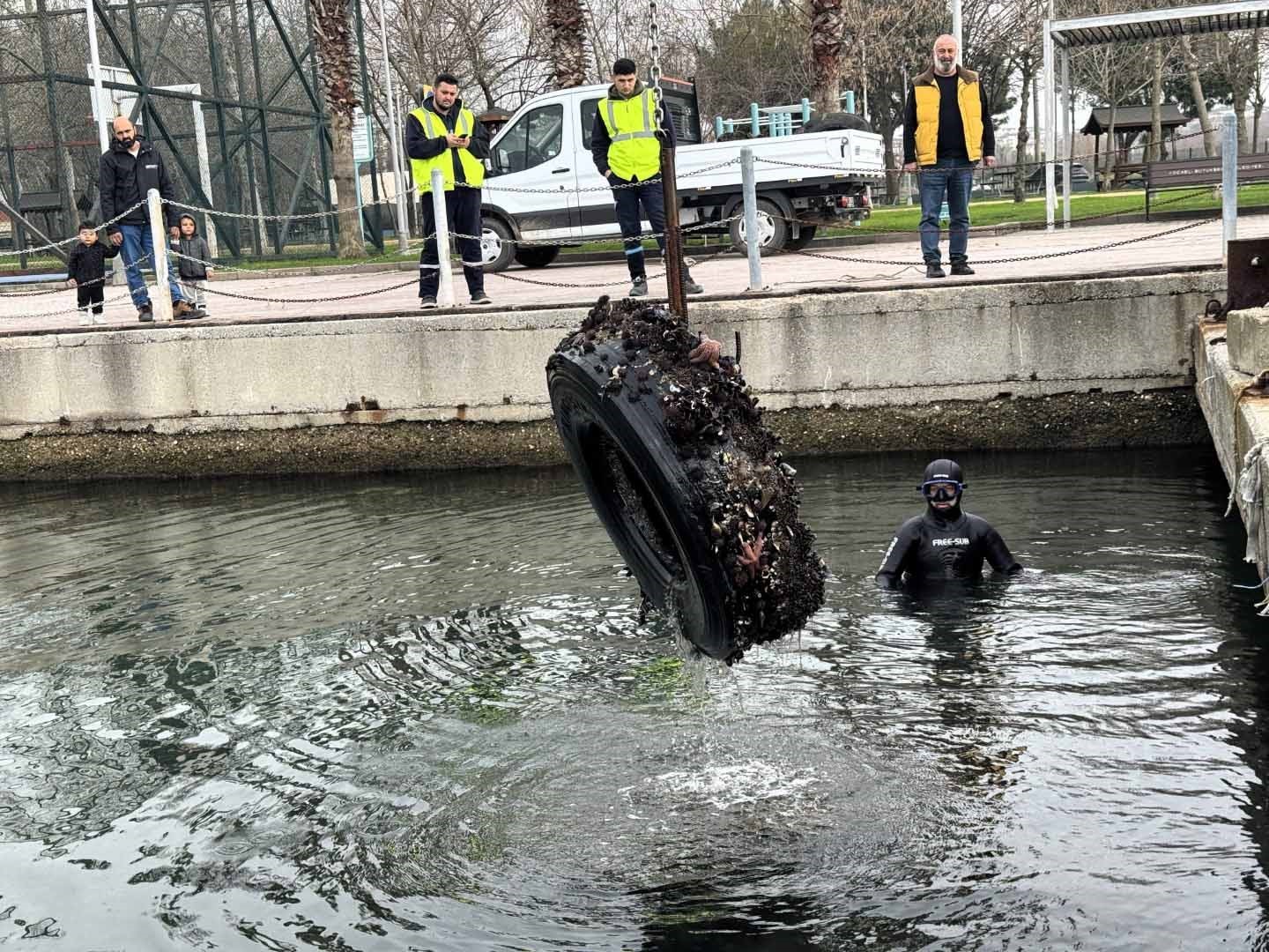 Kocaeli’de deniz dibinden 50 lastik çıktı
