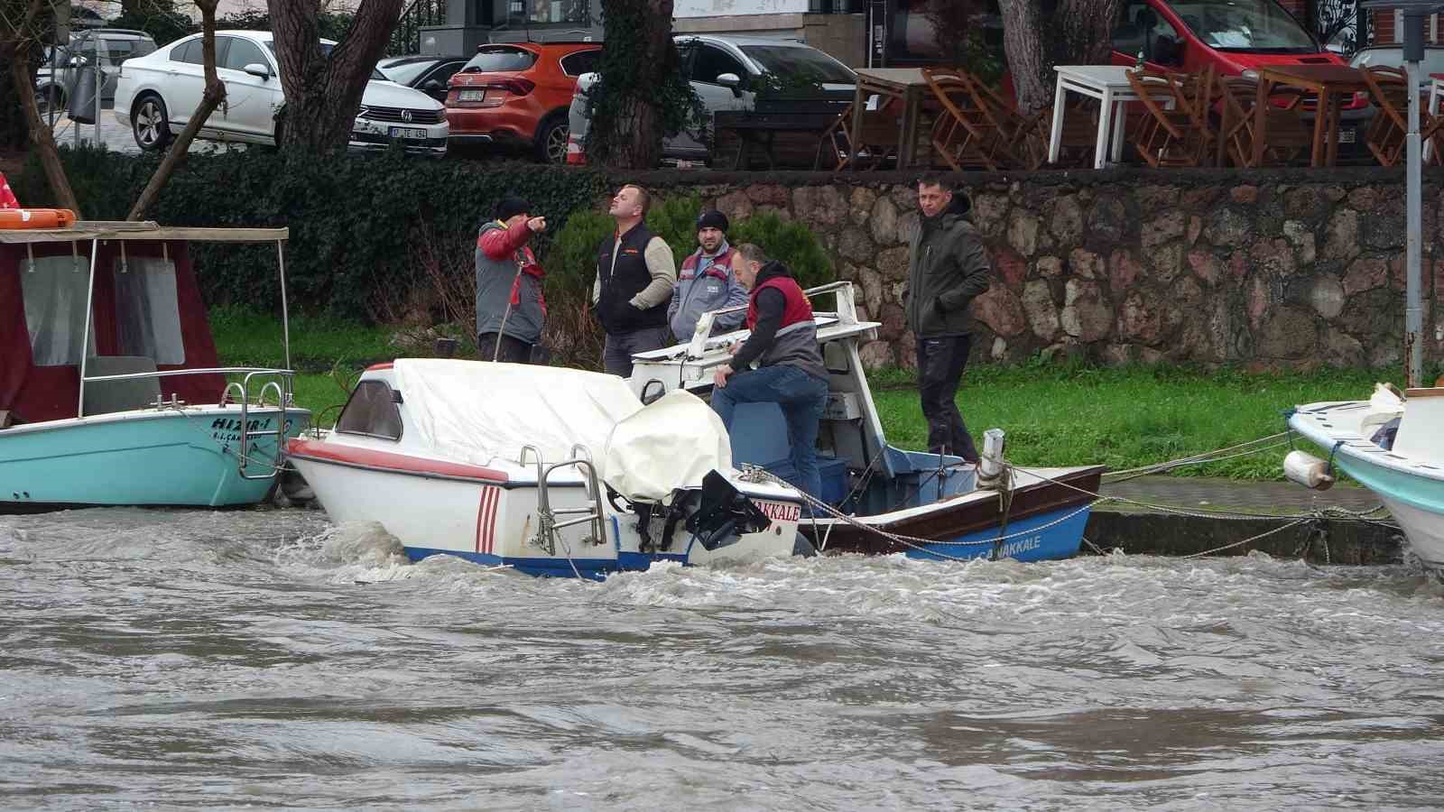 Sarıçay’da balıkçı nöbeti: Balıkçılar tekneleri batmasın diye bekliyor