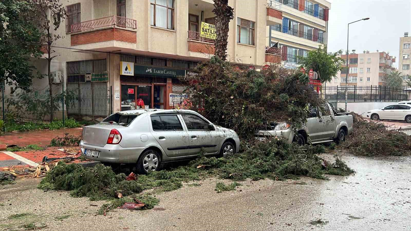 Mersin’de fırtına ve sağanak hayatı olumsuz etkiledi